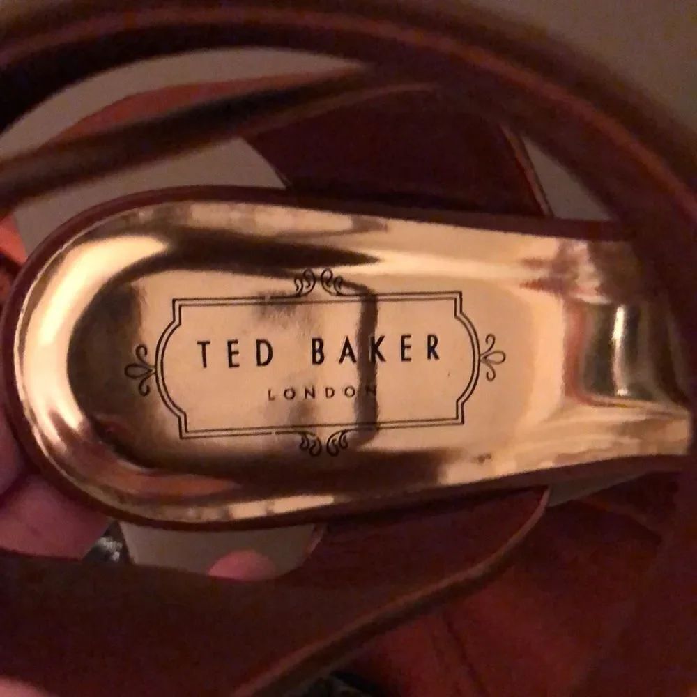 Ted Baker 39 Lernox Camel Brown Trim Stacked Wedge Sandals Gold Tone Hardware - Picture 14 of 16